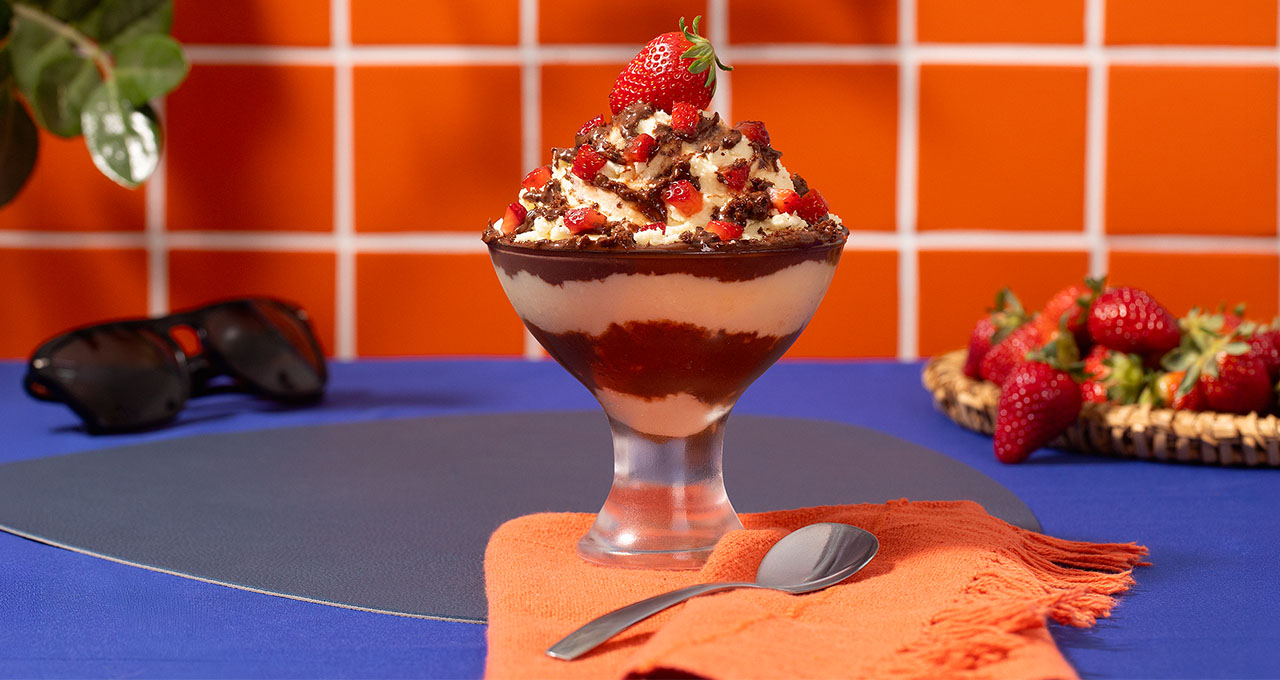 Sorvete Mix Morango Com Ovomaltine® Creme Crocante e com Flocos Crocantes